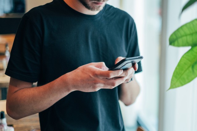 Ilustrasi Cara Membuat Alamat Toko di Maps Melalui HP. Foto: Unsplash